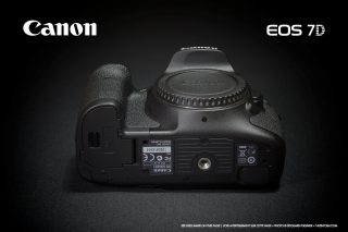 Canon EOS 7D • Vue de dessous Canon EOS 7D • Vue de dessous